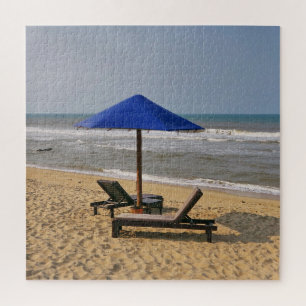 Quebra-cabeça Parasol azul do mar na areia, ondas, oceano