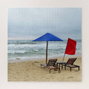 Quebra-cabeça Parasol azul do mar na areia, ondas, oceano