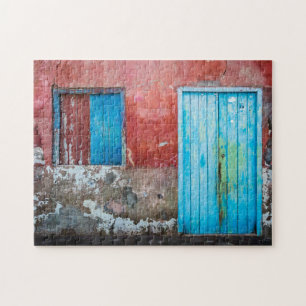 Quebra-cabeça Parede vermelha, azul e cinza, porta e janela