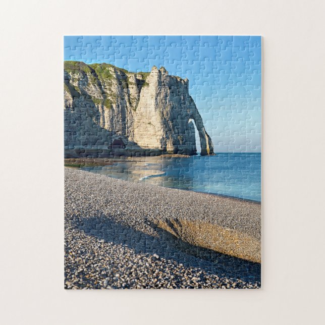 Quebra-cabeça Pebble Beach e o penhasco de Etretat na França Pos (Vertical)