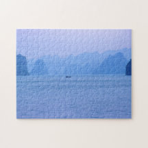 Pequeno barco de pesca em Ha Long Bay - Vietname,