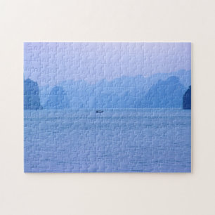 Quebra-cabeça Pequeno barco de pesca em Ha Long Bay - Vietname, 