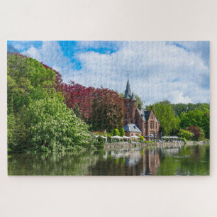Quebra-cabeça Pequeno castelo perto do lago em Bruges, Bélgica