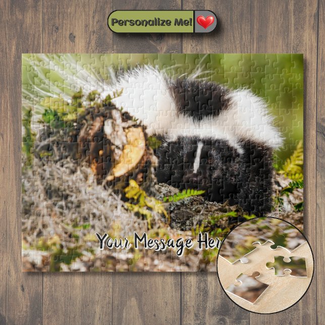 Quebra-cabeça personalizável de madeira com samamb (Customizable Striped Skunk Fern Log Jigsaw Puzzle)