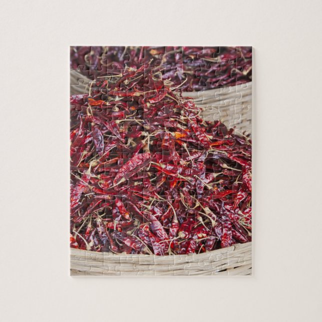 Quebra-cabeça Pimentos vermelhos no mercado local de produção (Vertical)