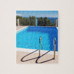 Quebra-cabeça Piscina azul com etapas no mar