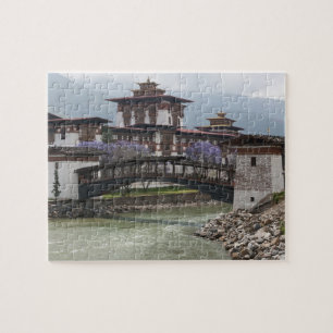 Quebra-cabeça Ponte Cantilevered perto do Palácio de Punakha Dz