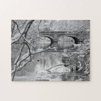 Quebra-cabeça Ponte do arco sobre o rio congelado no inverno