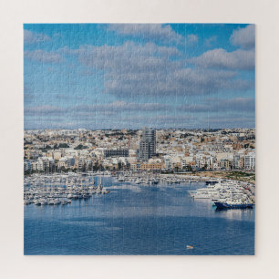 Quebra-cabeça Porto de Sliema com edifícios modernos e barcos