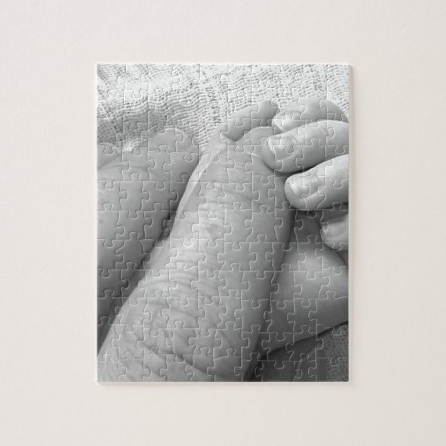 Quebra-cabeça Posse das mãos dos dedos da mão do bebê que agarra (Vertical)