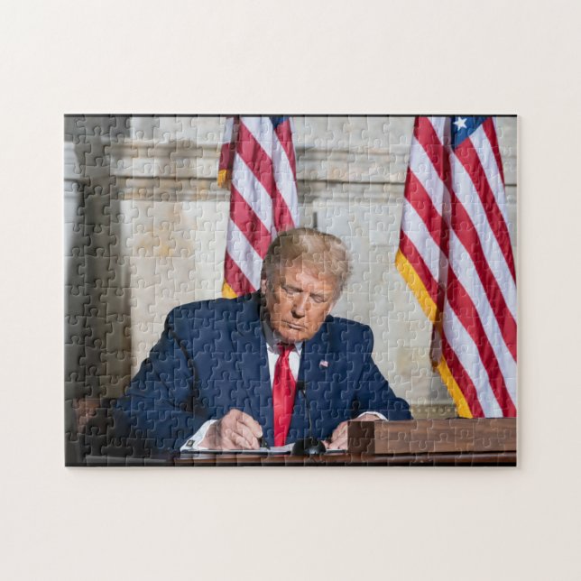 Quebra-cabeça President Donald J. Trump at Desk (Horizontal)