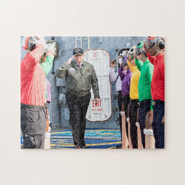 Quebra-cabeça Presidente Donald Trump Salutes Sailtes (Horizontal)