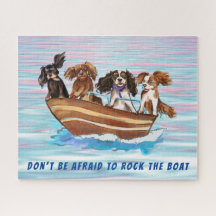 Quatro Cavaleiros Rei Charles Spaniels em um Barco