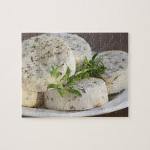 Quebra-cabeça Queijo de cabra francês - chevre - com ervas em um