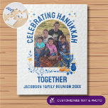 Quebra-cabeça REUNIÃO DA FAMÍLIA HANUKKAH Personalizável<br><div class="desc">Na moda HAPPY HANUKKAH Chanukah Souvenir quebra-cabeça, com TEXTO PERSONALIZÁVEL e FOTO. O texto na parte inferior é PERSONALIZÁVEL para que você possa adicionar sua mensagem personalizada, por exemplo, seu nome, nome da família ou nome da organização. Este quebra-cabeça de serra de Hanukkah seria um presente de lembrança de na...</div>