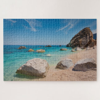 Quebra-cabeça Rochas na praia de Cala Mariolu na Sardenha, Itáli