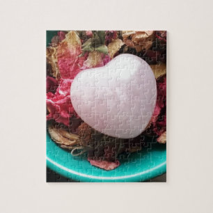 Quebra-cabeça Rosa Quartz Heart em uma cama de Rosa