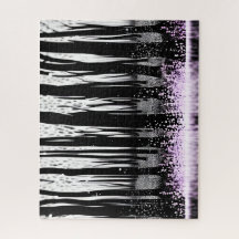 Silhueta Florestal Encantada com Flores Roxas