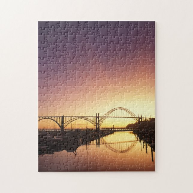 Quebra-cabeça Sol se pondo atrás da ponte de Newport, Oregon (Vertical)