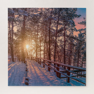 Quebra-cabeça Sunset na floresta de pinheiros com neve com raio