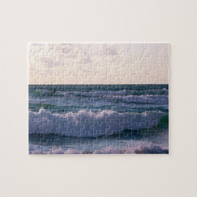 Quebra-cabeça Surfista solitário na praia Newquay Cornualha (Horizontal)