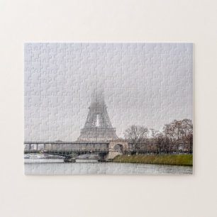 Quebra-cabeça Torre Eiffel e ponte Bir-hakeim em um dia de névo