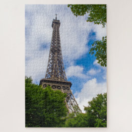 Quebra-cabeça Torre Eiffel entre céu azul e árvores, Paris