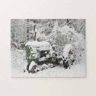 Quebra-cabeça Trator coberto de neve estacionado perto de Woods