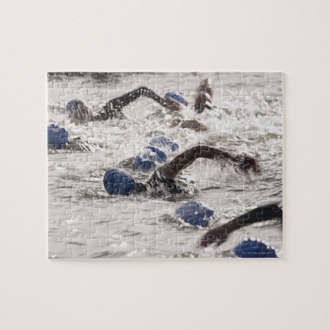 Quebra-cabeça Triatletas competindo na natação de triatlo. (Horizontal)