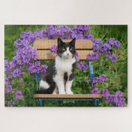 Quebra-cabeça Tuxedo gato sentado numa cadeira de jardim com flo