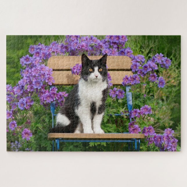 Quebra-cabeça Tuxedo gato sentado numa cadeira de jardim com flo (Horizontal)