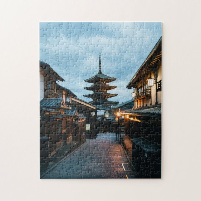 Quebra-cabeça Twilight in Kyoto – Historic Pagoda Street Jigsaw  (Vertical)