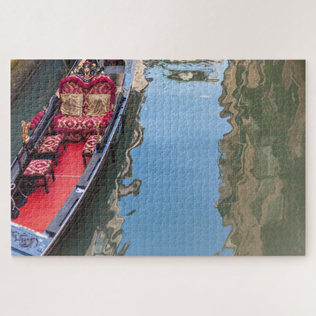 Quebra-cabeça Um barco gondola num canal de Veneza, Itália (Horizontal)