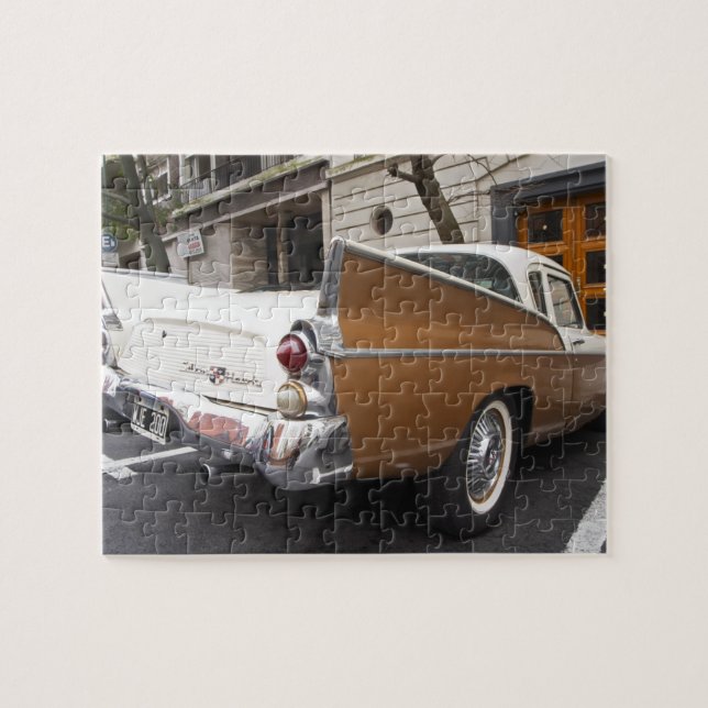 Quebra-cabeça Um carro clássico Studebaker Silver Hawk estaciona (Horizontal)