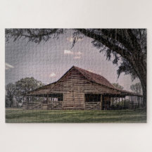 Um celeiro de madeira curado rodeado de relva