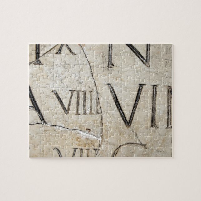 Quebra-cabeça Um close das antigas letras romanas no mármore. (Horizontal)