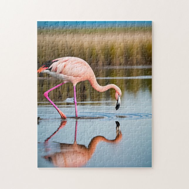 Quebra-cabeça Um Flamingo Rosa Vendo seu Reflexo na Água (Vertical)