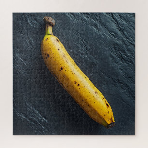 Quebra-cabeça Uma Banana em uma Superfície Escura