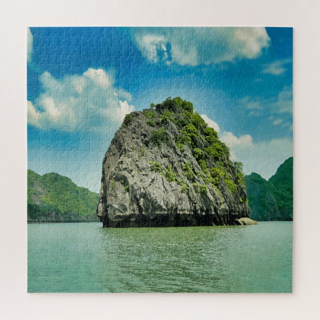 Quebra-cabeça Uma ilha rochosa na Baía de Ha Long, Vietnã (Vertical)