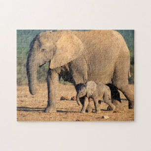 Quebra-cabeça Uma mãe e cria de Elefante Africano em movimento