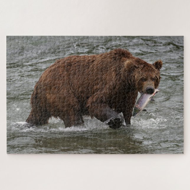 Quebra-cabeça Urso com salmão no Parque Nacional Katmai, Alasca (Horizontal)