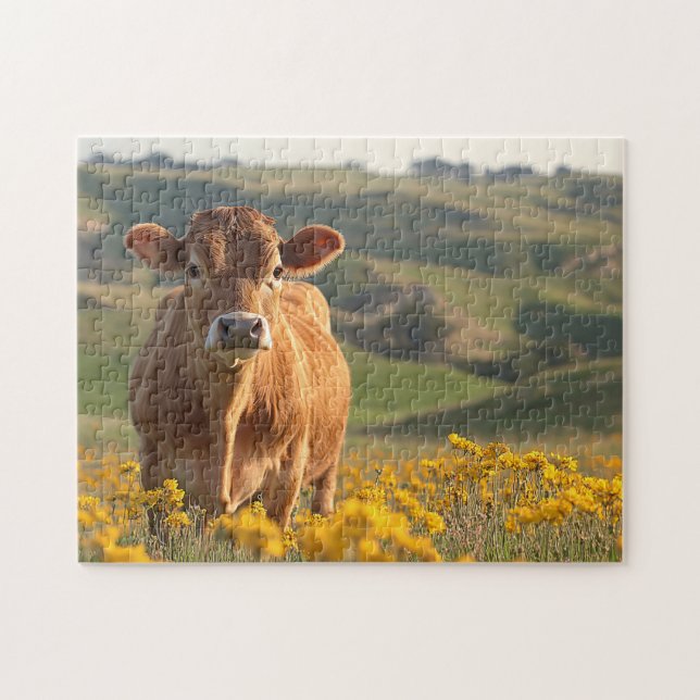 Quebra-cabeça Vacas leiteiras brancas, flores silvestres amarela (Horizontal)