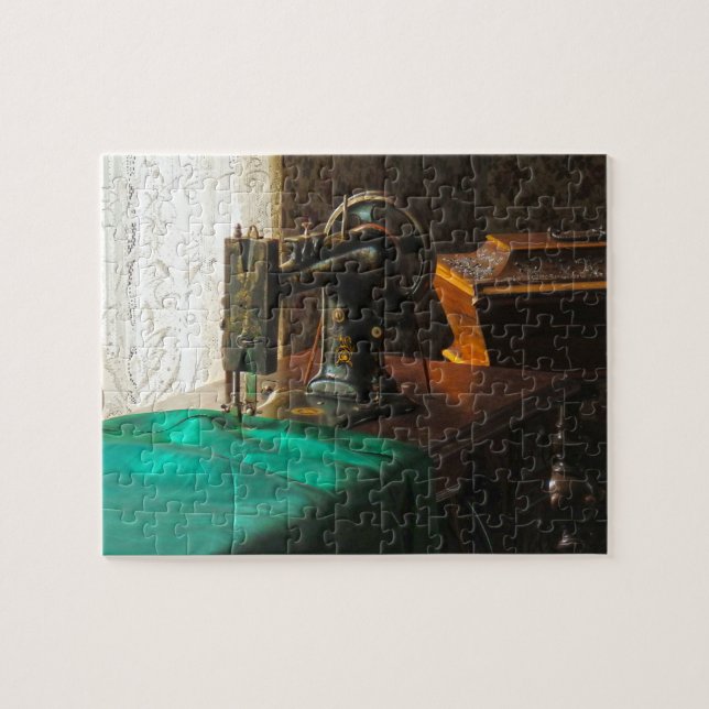 Quebra-cabeça Vintage Sewing Machine Perto da Janela (Horizontal)