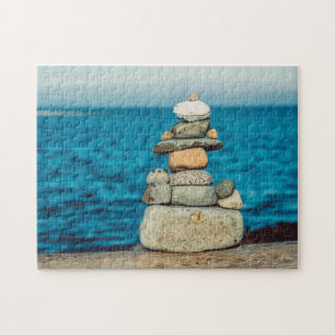 Quebra-cabeça Zen Stacked Rocks na Praia
