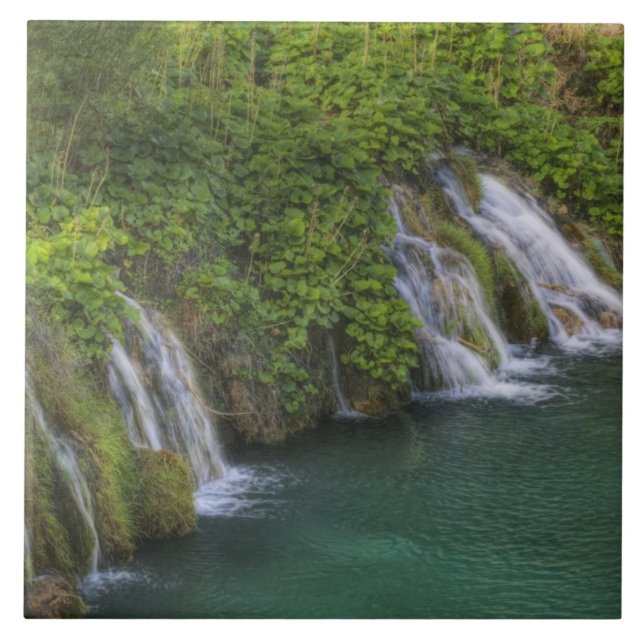 Quedas de água, Parque Nacional dos Lagos e (Frente)