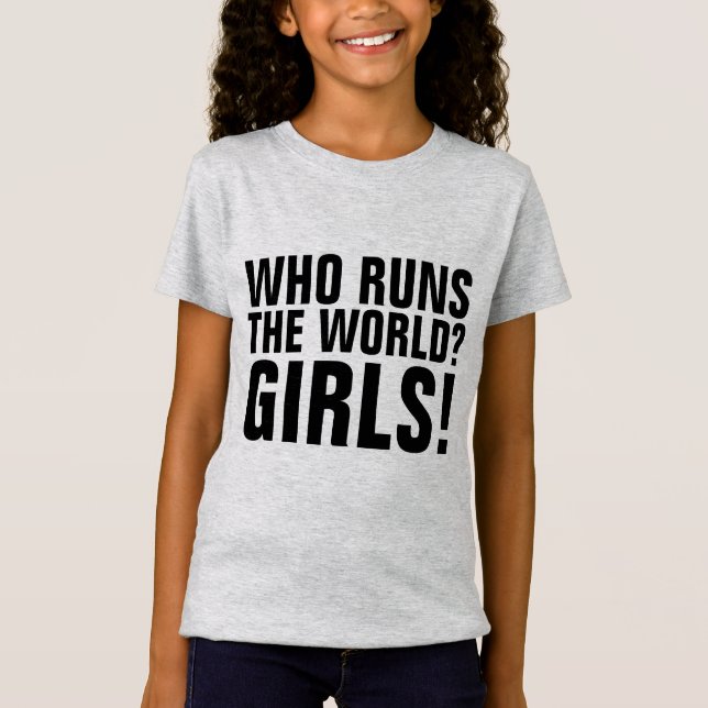 QUEM COMANDA O MUNDO? GAROTAS! Camisetas (Frente)