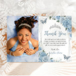 Quinceañera Baby Blue Foto Floral Cartões de agrad<br><div class="desc">Personalize esta adorável quinceañera / doce 16 foto / cartões de agradecimentos com sua própria redação fácil e rapidamente. Basta clicar no botão "Editar usando ferramentas de Design para" para modificar o texto, o texto, o estilo da fonte, o tamanho da fonte e a cor da fonte. Você também pode...</div>