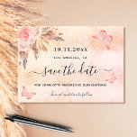 Quinceanera pampas esfregam borboleta, salvem a da<br><div class="desc">Uma garota e uma moda Salvem a data para uma Quinceañera, 15 festa de aniversário. Um fundo cor-de-rosa pincelado, rosa, gradiente dourado, decorado com florais cor-de-rosa pincelado, grama pampas e borboletas. Personalize e adicione uma data e nome/idade. O texto: Salvar a Data é gravado com um script de estilo com...</div>