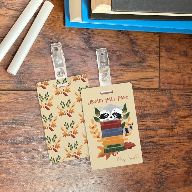 Raccoon com Crachá Hall da Biblioteca de Livros (Raccoon with books vertical library hall pass badge .)