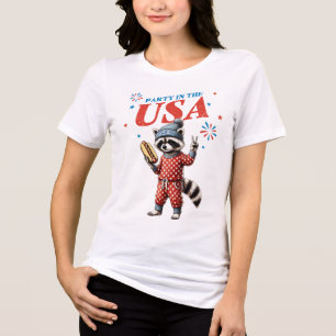 Raccoon em pijama vermelho comendo uma Camiseta de